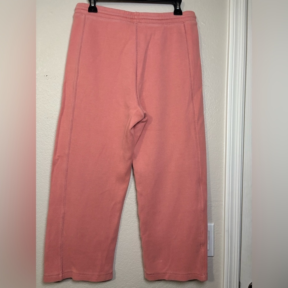 Tommy Bahama Athleisure Ribbed 100% Cotton Coral Knit 1/4 Top and Cropped Pants. - Picture 4 of 16
